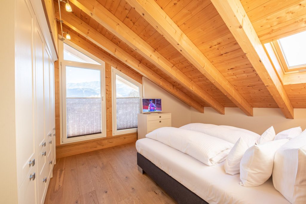 Doppelbett mit Fernseher in Ferienwohnung in Garmisch-Partenkirchen