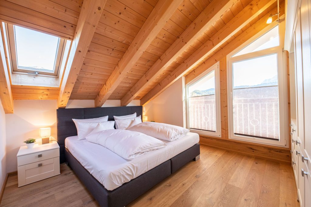 Doppelbett und Dachfenster in Ferienwohnung in Garmisch-Partenkirchen