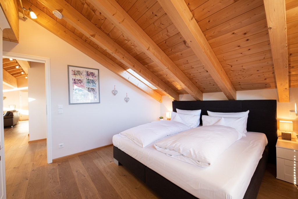 Doppelbett in schwarz in Ferienwohnung in Garmisch-Partenkirchen