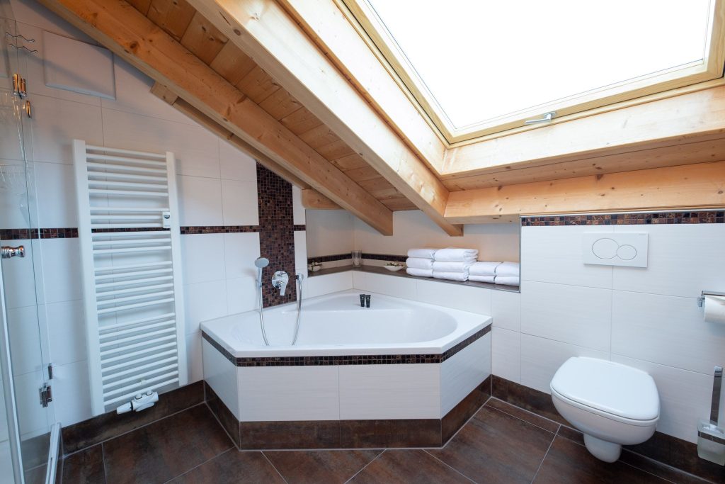 Badezimmer mit Badewanne in Ferienwohnung in Garmisch-Partenkirchen