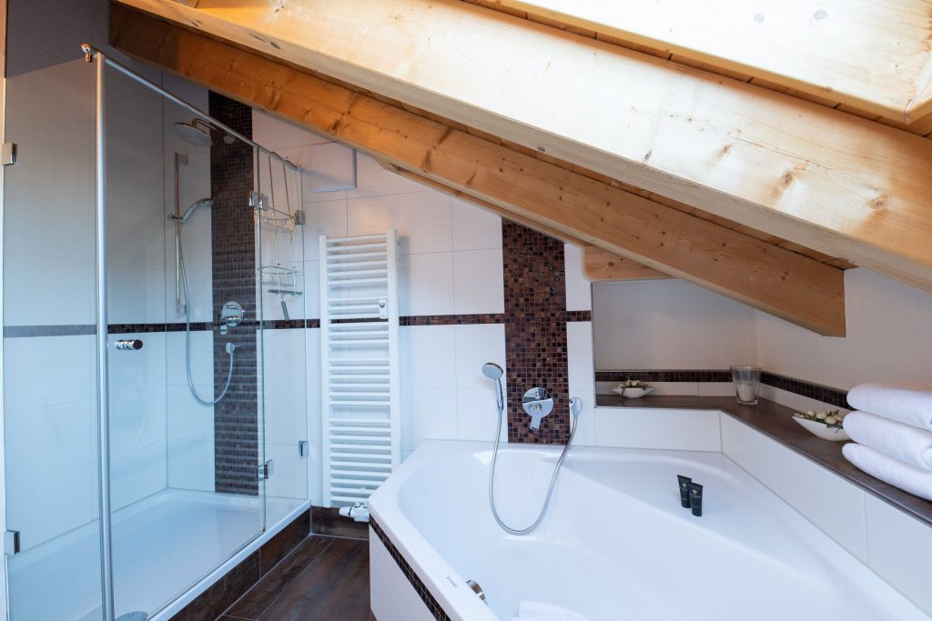 Dusche mit Badewanne in Ferienwohnung in Garmisch-Partenkirchen