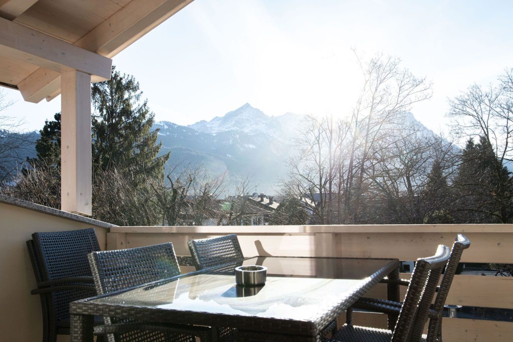 Tisch auf dem Balkon in Ferienwohnung in Garmisch-Partenkirchen