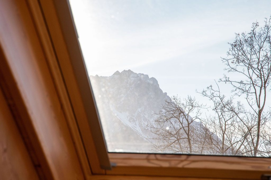 Ausblick aus dem Fenster in Ferienwohnung in Garmisch-Partenkirchen 