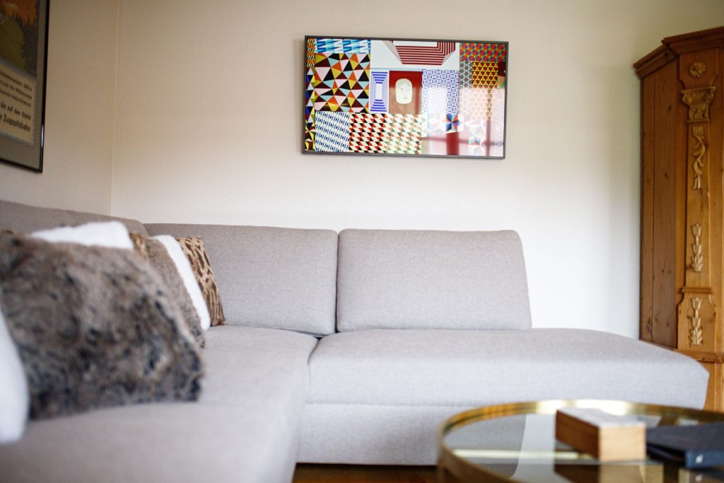 Sofa und Bild an der Wand in Ferienwohnung in Garmisch-Partenkirchen