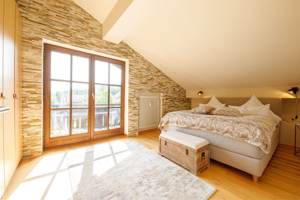 Doppelbett mit guter Aussicht in Ferienwohnung in Garmisch-Partenkirchen