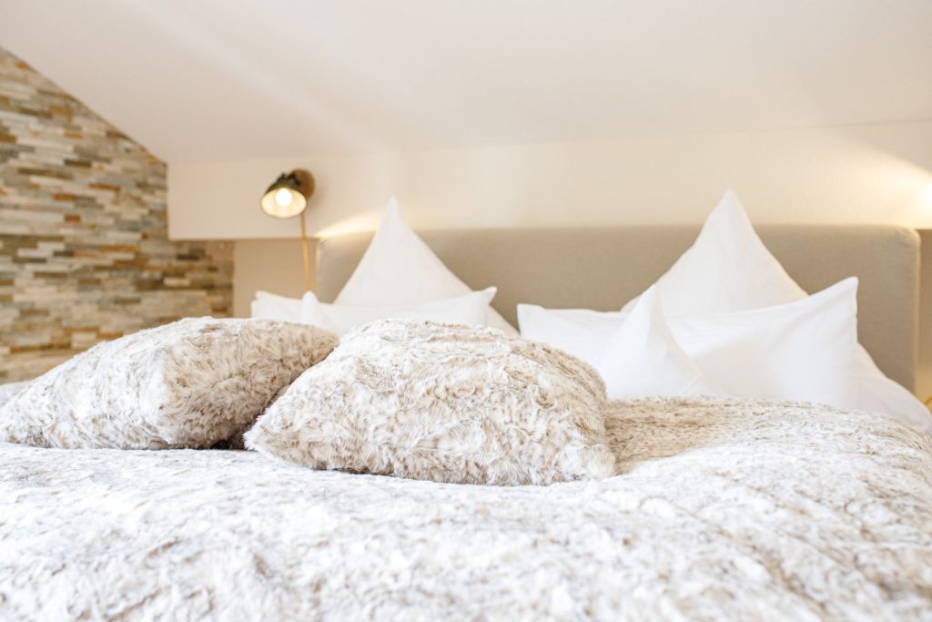 Doppelbett mit Kissen in Ferienwohnung in Garmisch-Partenkirchen