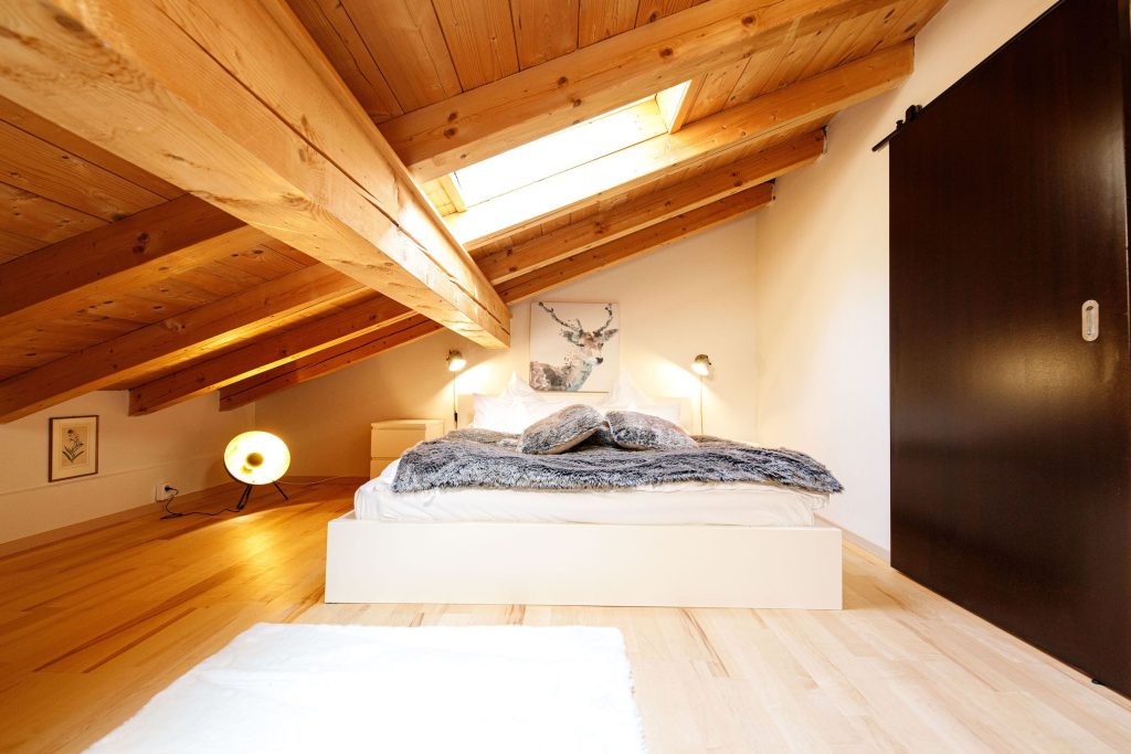 Doppelbett und Lampe in Ferienwohnung in Garmisch-Partenkirchen