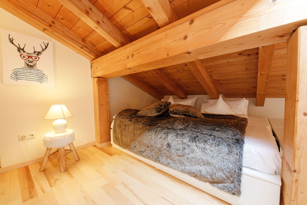 Doppelbett und Hirschbild in Ferienwohnung in Garmisch-Partenkirchen