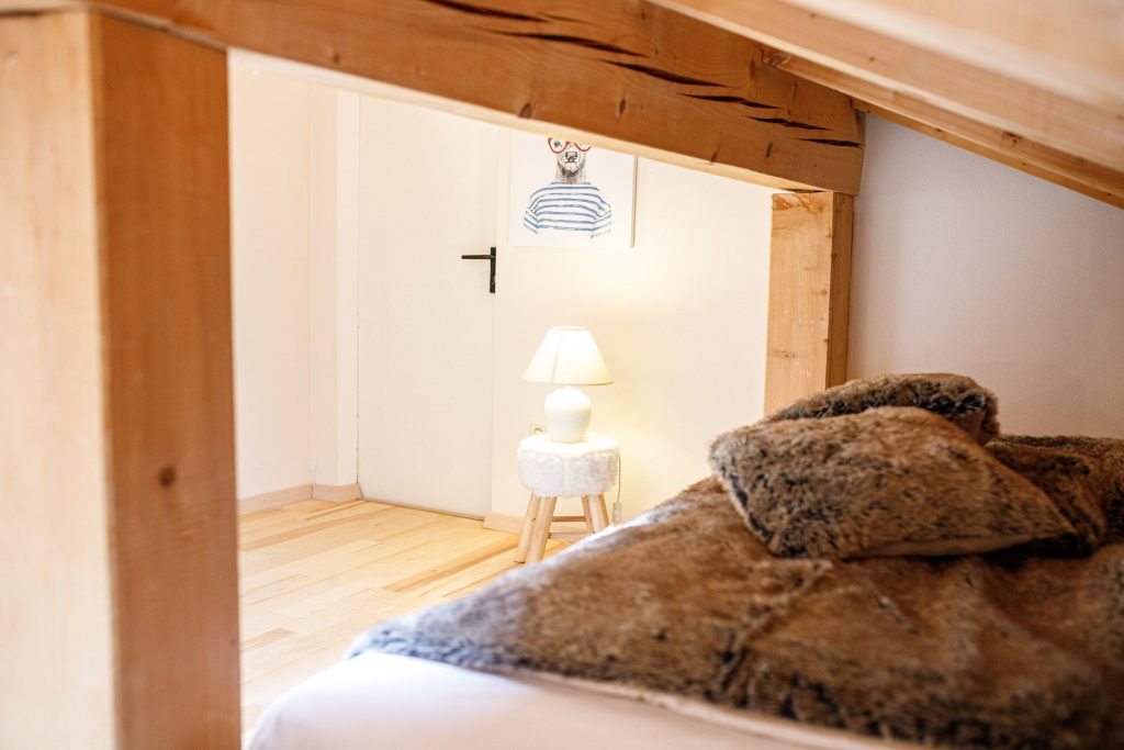 Schlafzimmer mit Hocker in Ferienwohnung in Garmisch-Partenkirchen