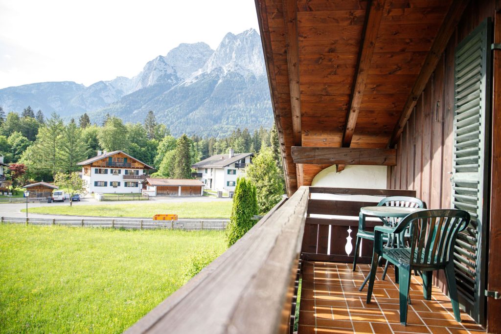 Balkon mit Stühlen in Ferienwohnung in Garmisch-Partenkirchen