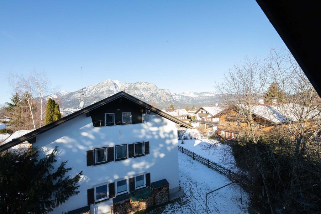 Blick auf die Umgebung und die Berge von Ferienwohnung in Garmisch-Partenkirchen