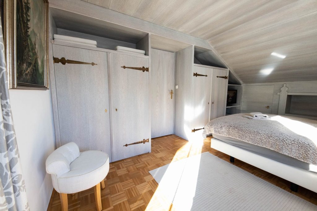 Schlafzimmer mit Doppelbett und Wolldecke in Ferienwohnung in Garmisch-Partenkirchen