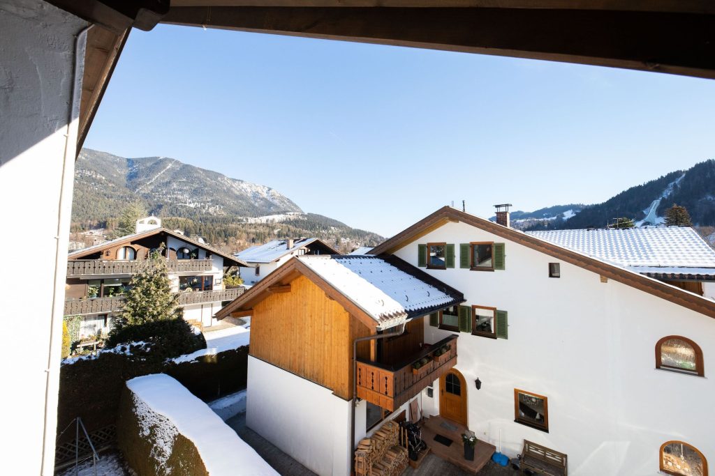 Blick auf die Umgebung und die Alpen von Ferienwohnung in Garmisch-Partenkirchen