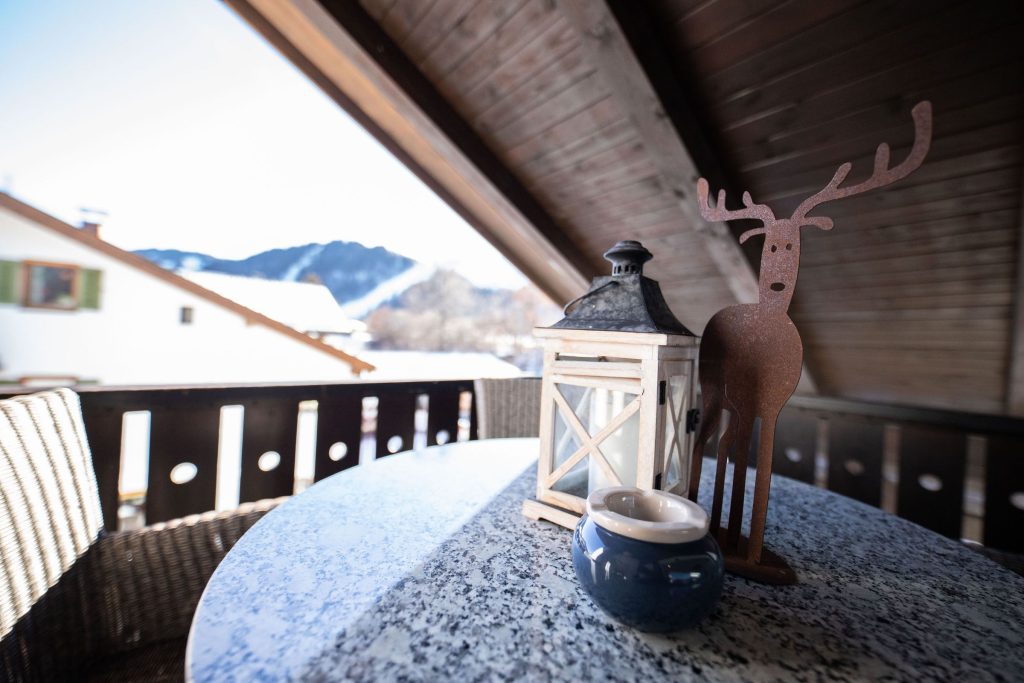 Balkon mit Tisch in Ferienwohnung in Garmisch-Partenkirchen