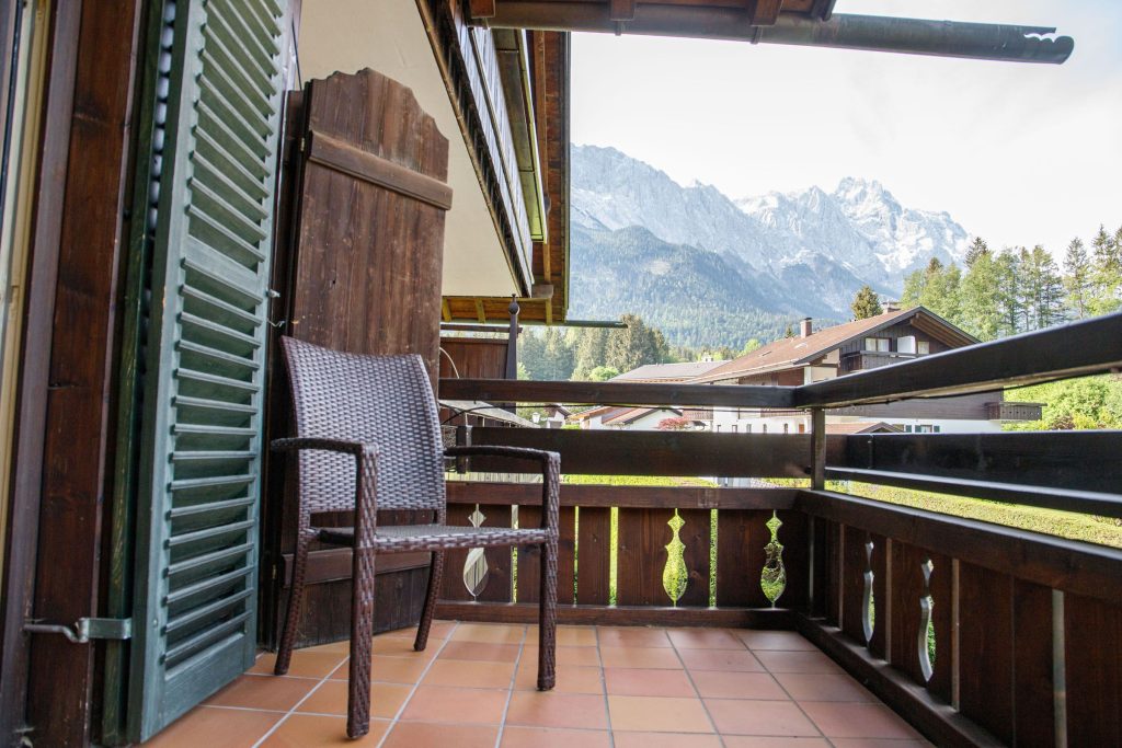 Balkon mit Stuhl in Ferienwohnung in Garmisch-Partenkirchen