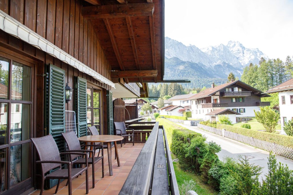 Balkon mit Tisch in Ferienwohnung in Garmisch-Partenkirchen