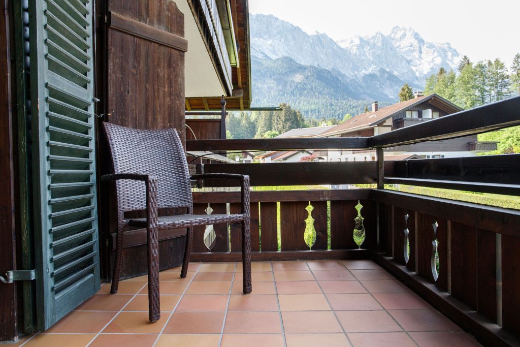 Balkon mit Stuhl in Ferienwohnung in Garmisch-Partenkirchen