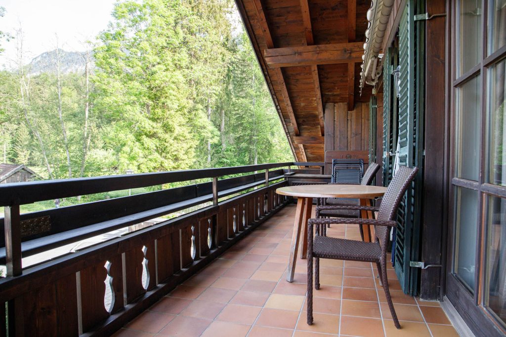 Balkon mit Stühlen in Ferienwohnung in Garmisch-Partenkirchen