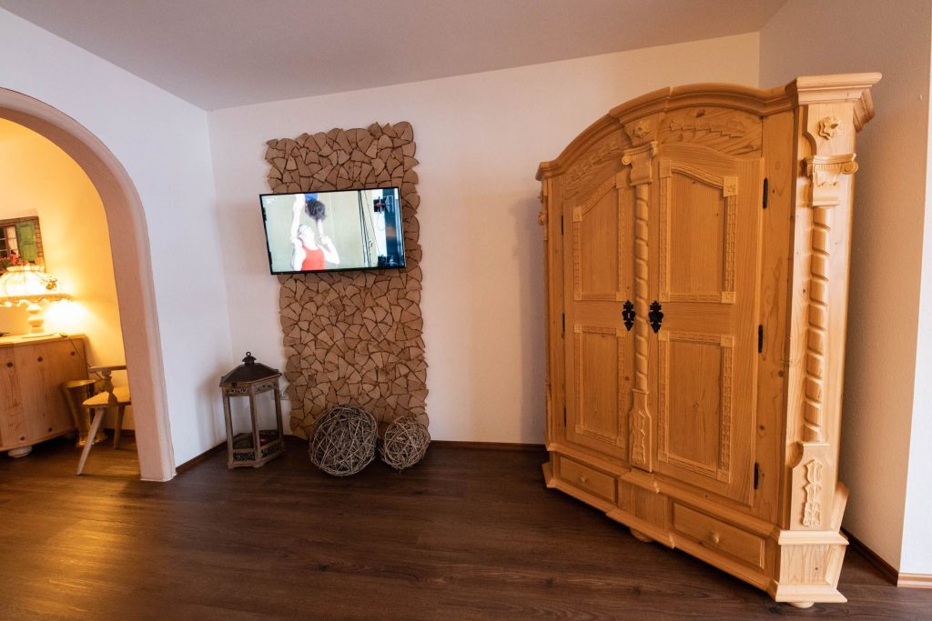 Schrank und Fernseher in Ferienwohnung in Garmisch-Partenkirchen