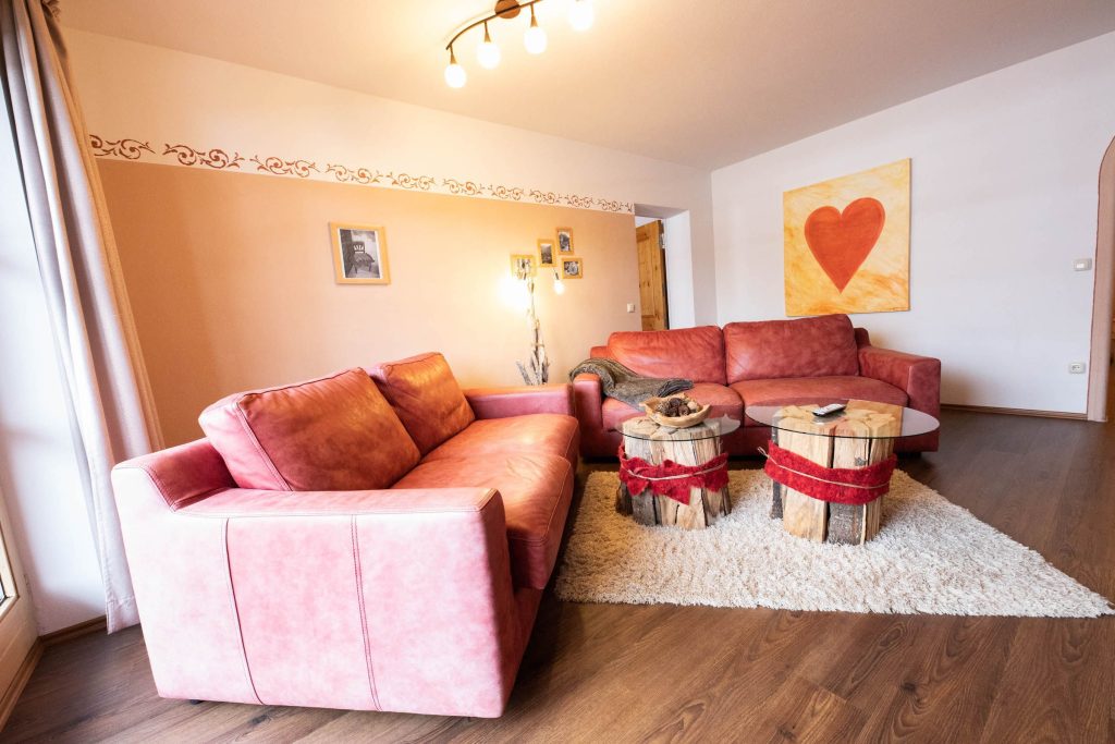 Sofa mit Tisch in Ferienwohnung in Garmisch-Partenkirchen