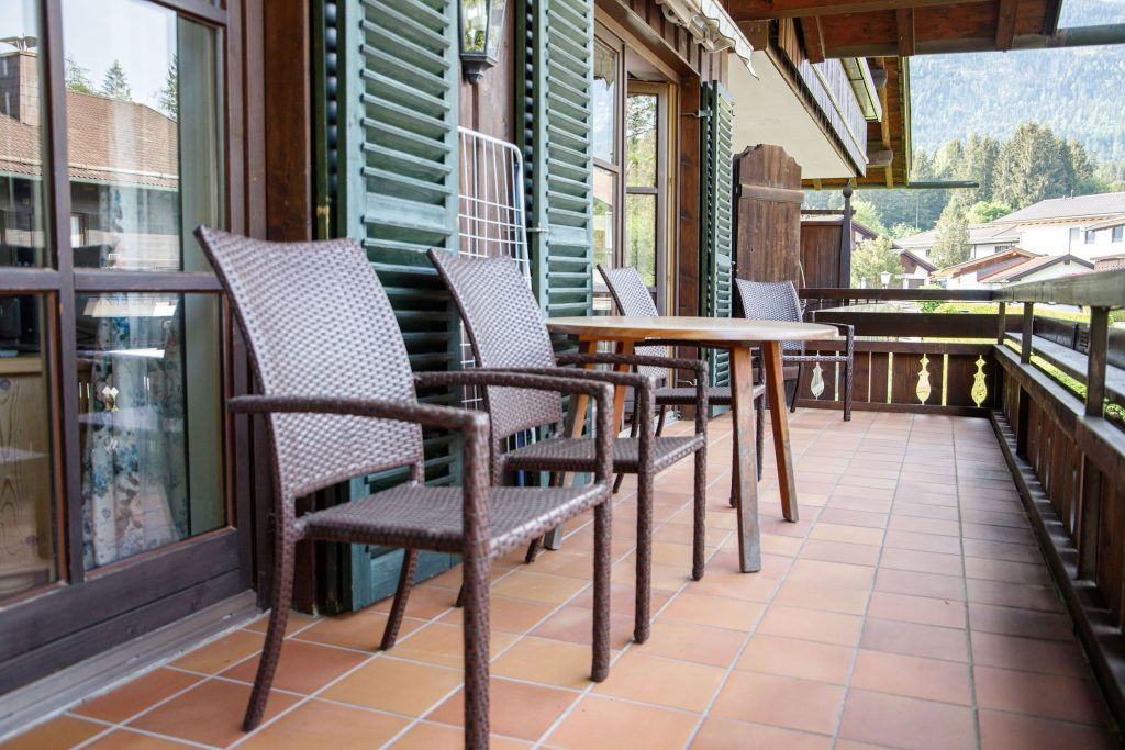 Stühle auf dem Balkon in Ferienwohnung in Garmisch-Partenkirchen