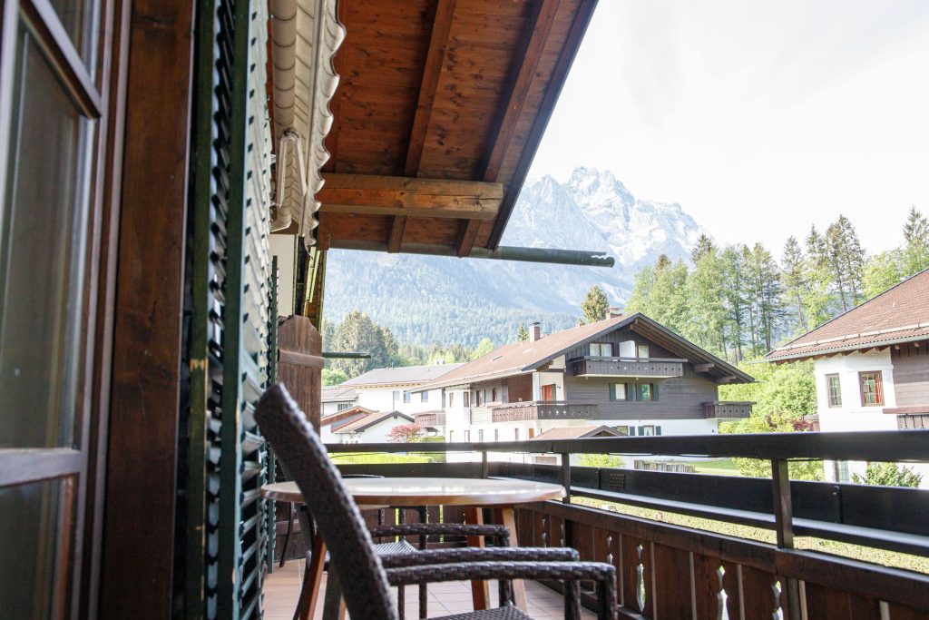 Balkon mit Stühlen in Ferienwohnung in Garmisch-Partenkirchen