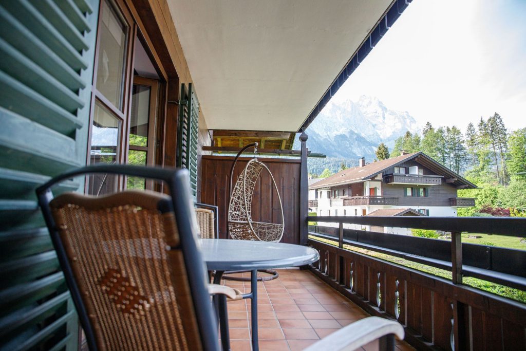 Balkon mit Stühlen in Ferienwohnung in Garmisch-Partenkirchen