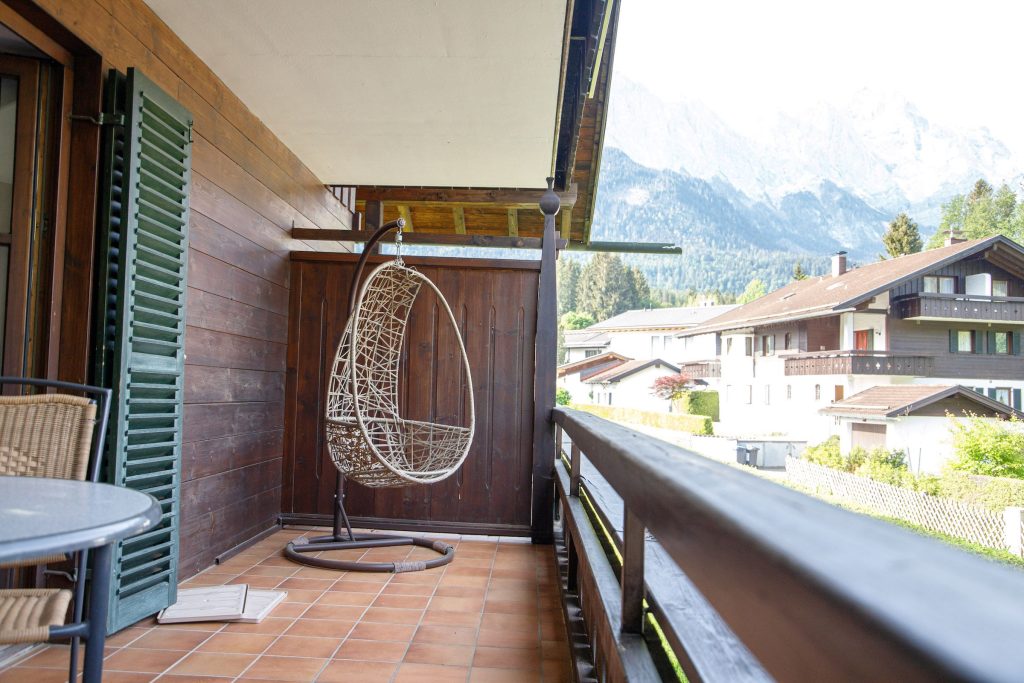 Balkon mit Sitzmöglichkeit in Ferienwohnung in Garmisch-Partenkirchen