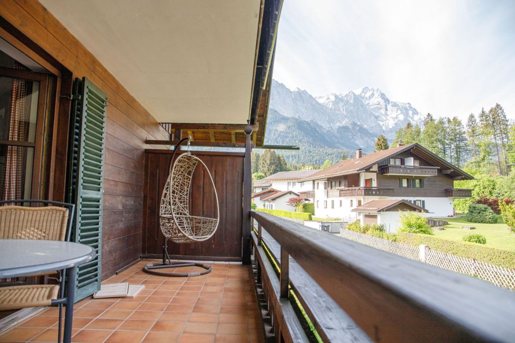 Balkon mit Stühlen in Ferienwohnung in Garmisch-Partenkirchen