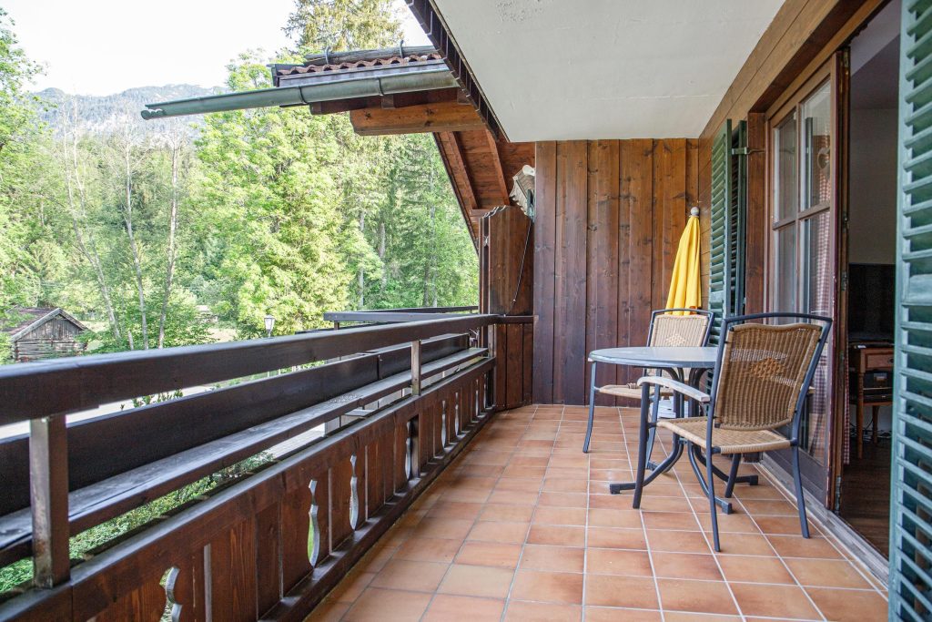 Balkon mit tühlen in Ferienwohnung in Garmisch-Partenkirchen