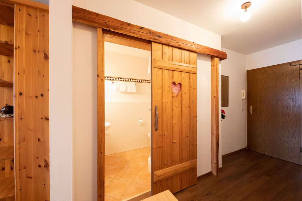 Schiebetür zum Badezimmer in Ferienwohnung in Garmisch-Partenkirchen