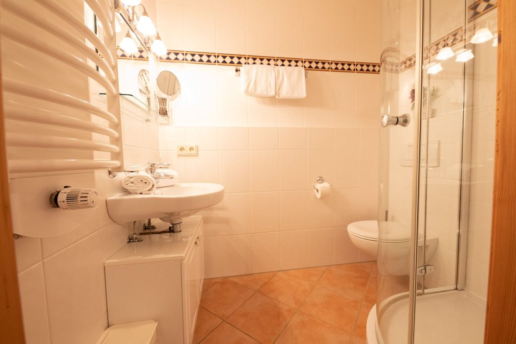 Badezimmer mit Dusche in Ferienwohnung in Garmisch-Partenkirchen