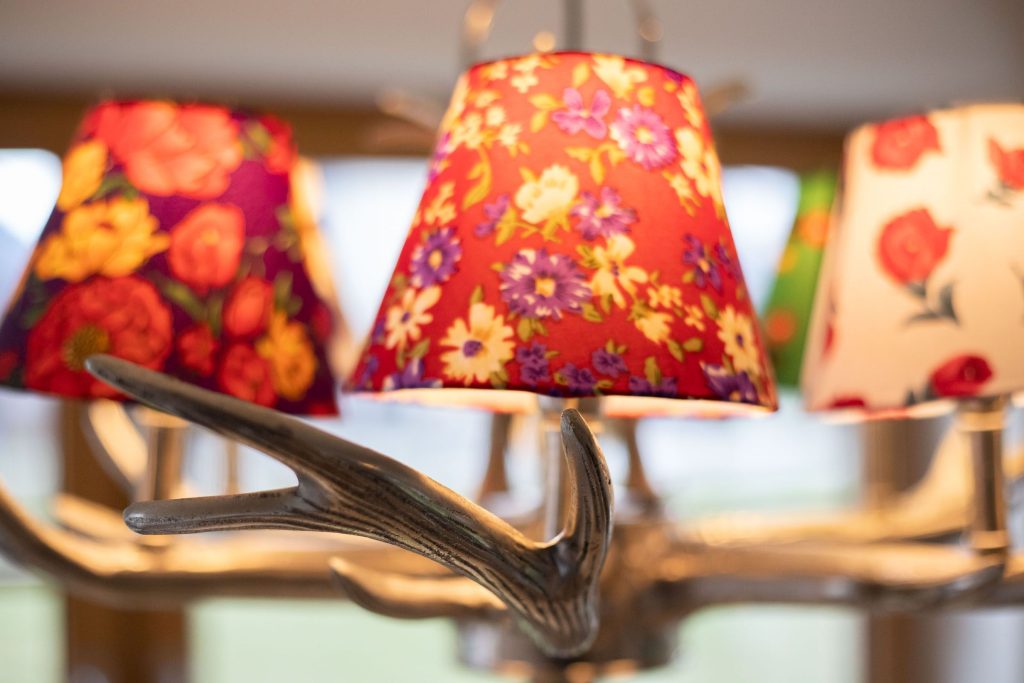 Lampe mit Blumen in Ferienwohnung in Garmisch-Partenkirchen