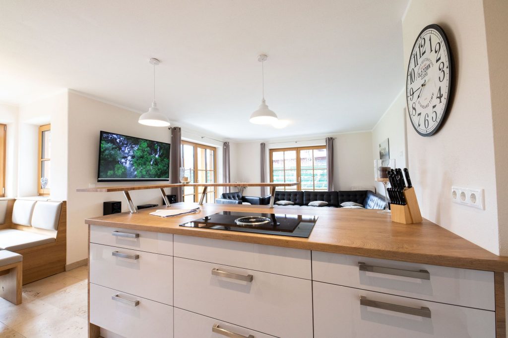 Kücheninsel mit Fernseher in Ferienwohnung in Garmisch-Partenkirchen