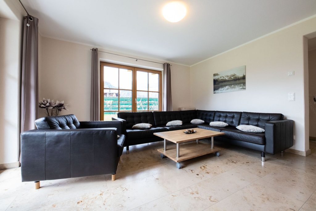 schwarzes Sofa mit Couchtisch in Ferienwohnung in Garmisch-Partenkirchen