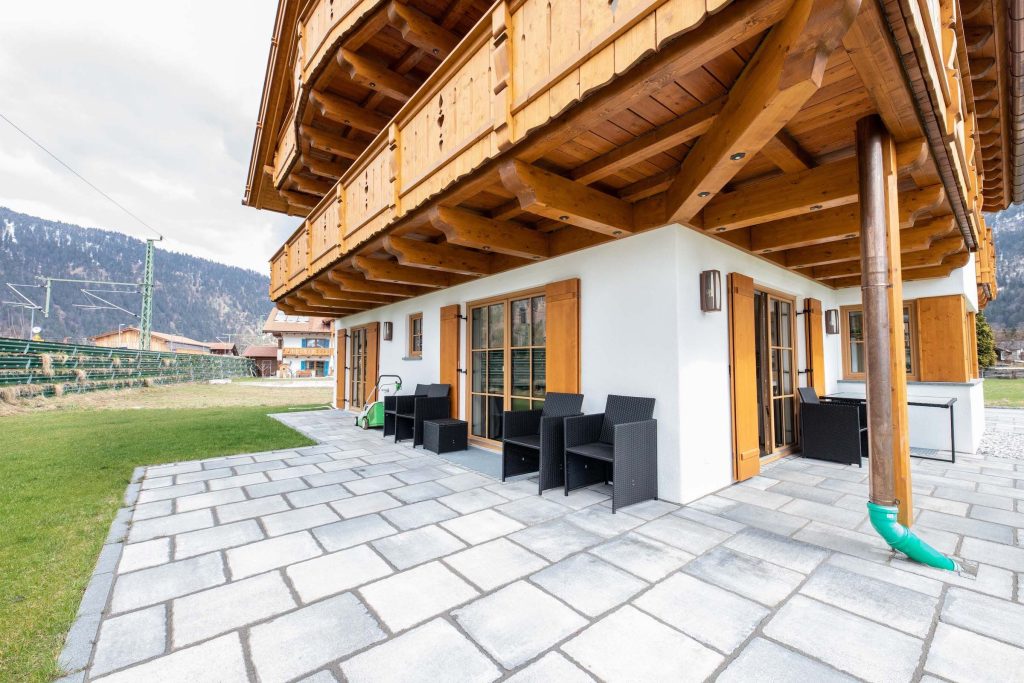 Terrasse mit Stühlen in Ferienwohnung in Garmisch-Partenkirchen