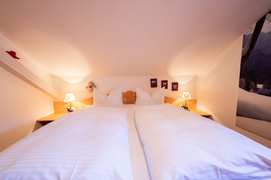 Doppelbett in Ferienwohnung in Garmisch-Partenkirchen