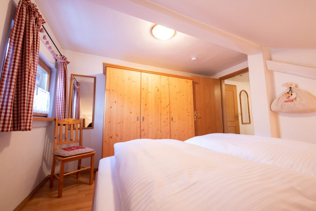 Doppelbett mit Schrank in Ferienwohnung in Garmisch-Partenkirchen