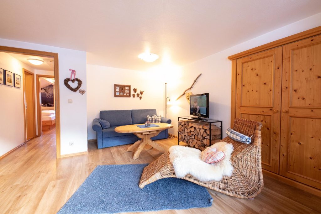 Wohnzimmer mit Sofa in Ferienwohnung in Garmisch-Partenkirchen