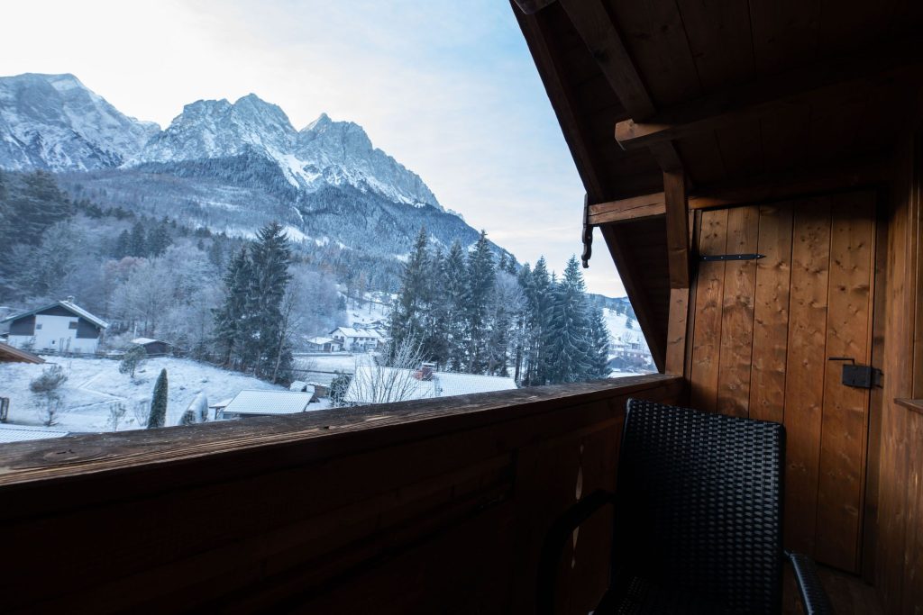 Balkon und Stuhl in Ferienwohnung in Garmisch-Partenkirchen