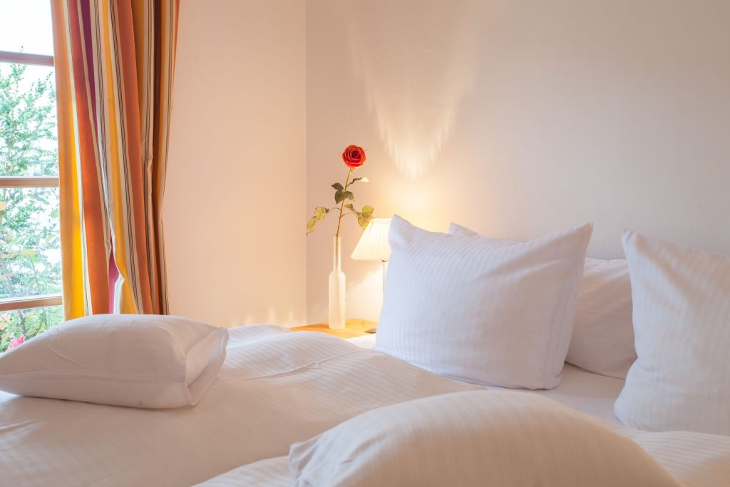 Doppelbett mit Blume in Ferienwohnung in Garmisch-Partenkirchen