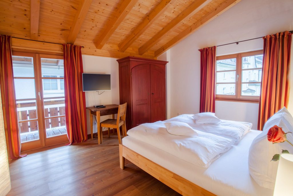 Doppelbett mit Fernseher in Ferienwohnung in Garmisch-Partenkirchen