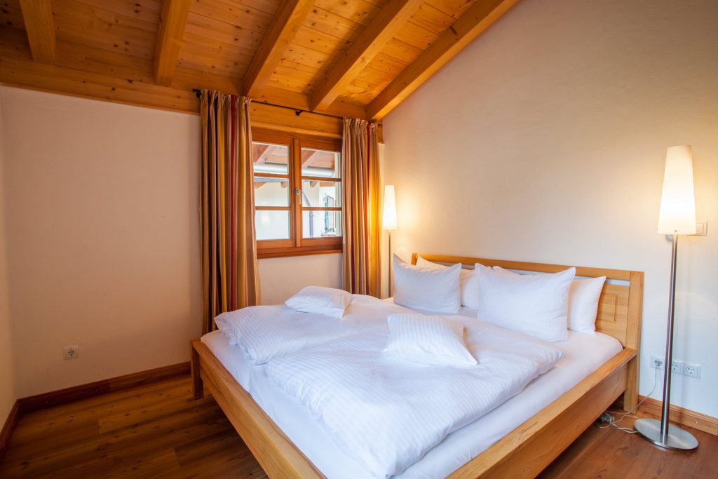 Doppelbett mit Stehlampe in Ferienwohnung in Garmisch-Partenkirchen