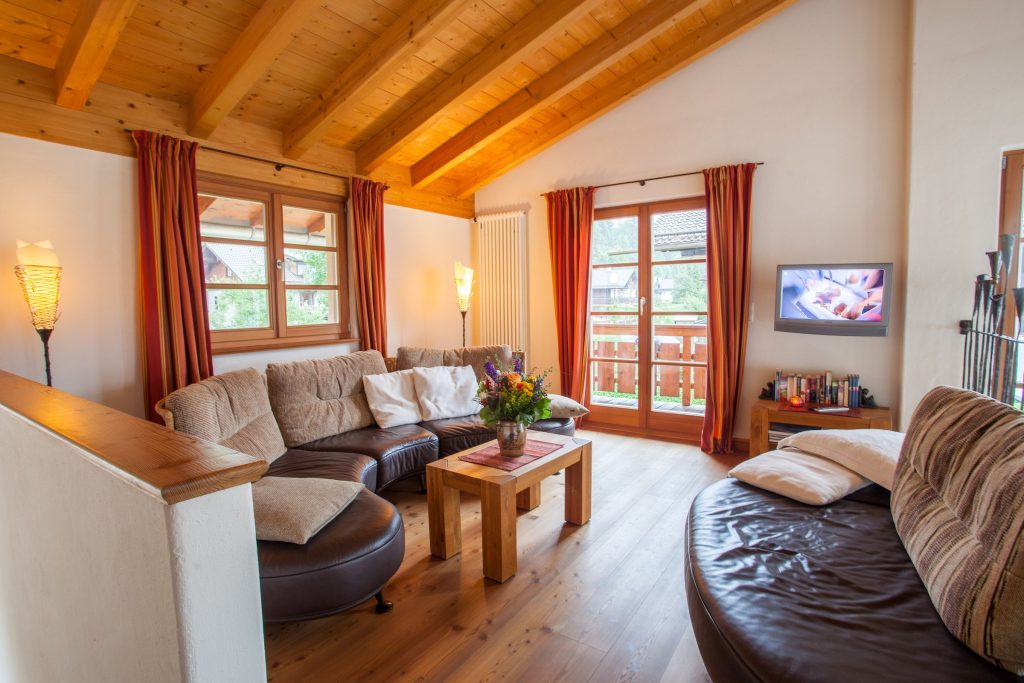 Wohnzimmer mit Balkon in Ferienwohnung in Garmisch-Partenkirchen