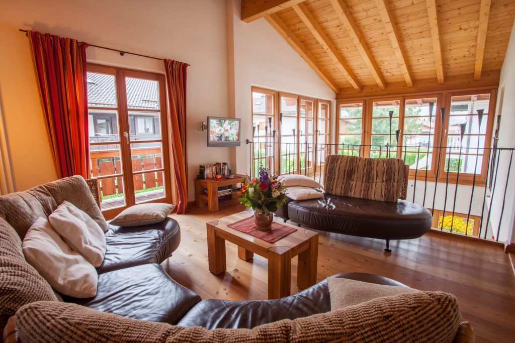 Wohnzimmer mit Blick auf das Esszimmer in Ferienwohnung in Garmisch-Partenkirchen