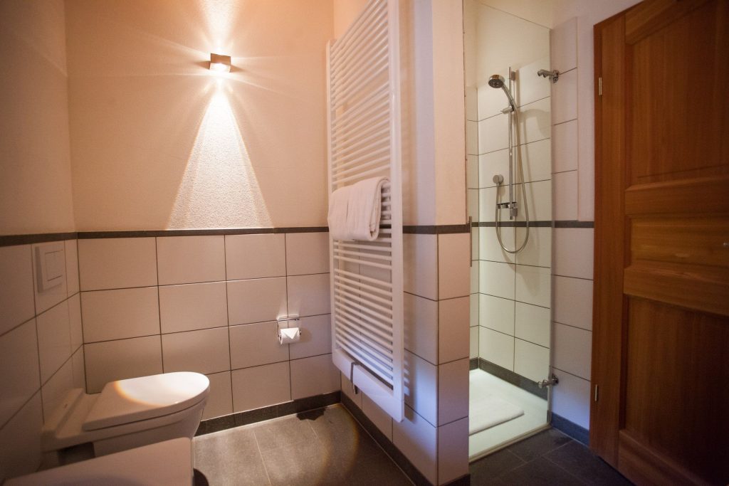 Badezimmer mit Dusche in Ferienwohnung in Garmisch-Partenkirchen