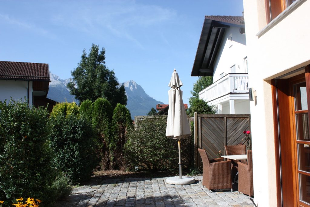 Terrasse mit Stühlen in Ferienwohnung in Garmisch-Partenkirchen