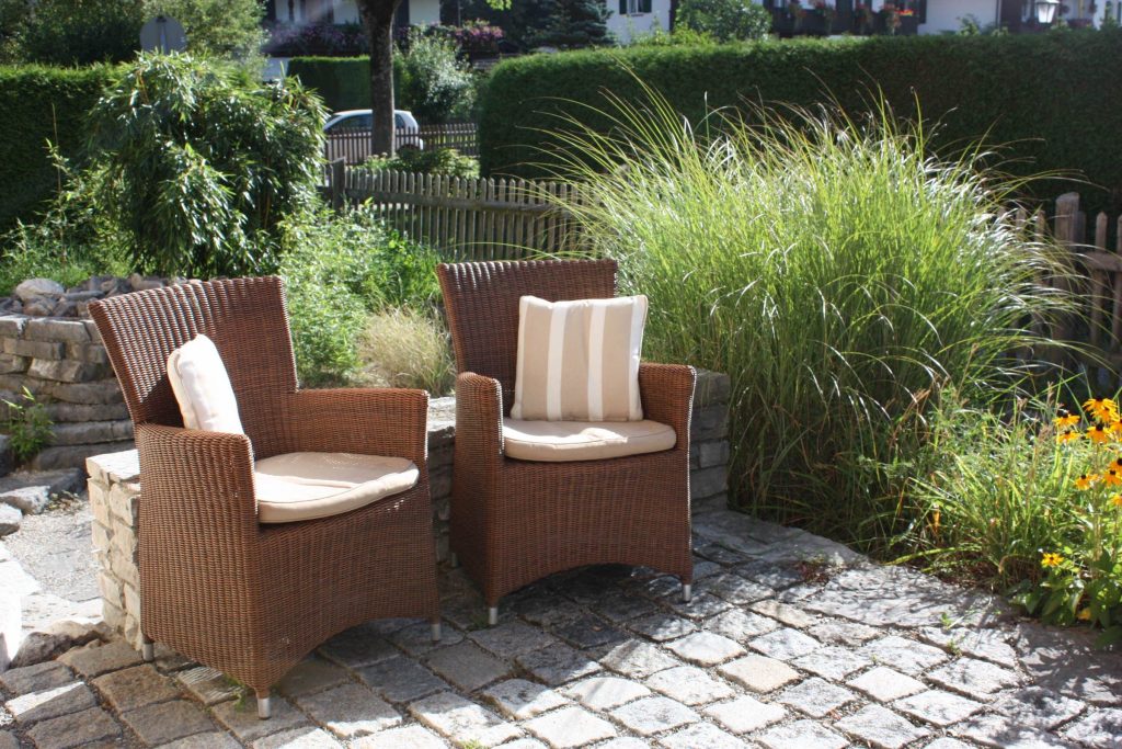 Terrasse und Stühle in Ferienwohnung in Garmisch-Partenkirchen