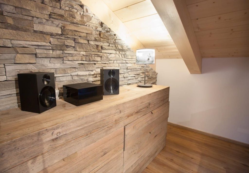 Kommode in Holz-Optik und Radio in Ferienwohnung in Garmisch-Partenkirchen