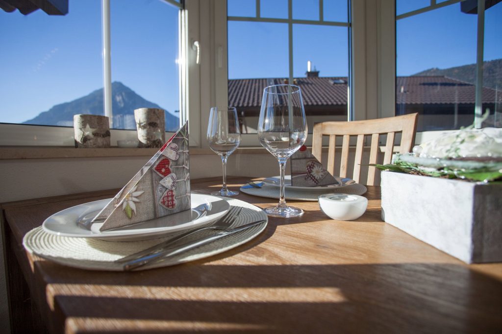 Esszimmer mit Fenster in Ferienwohnung in Garmisch-Partenkirchen